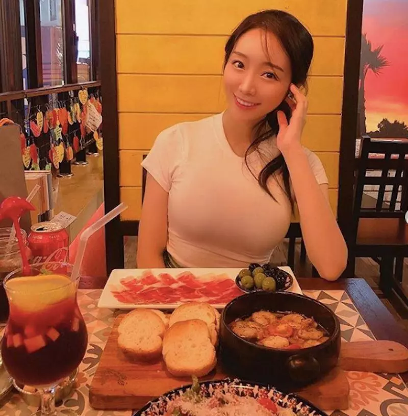 韓國吃貨部落客「박유진」 緊身上衣大啖美食,讓人食指大動!