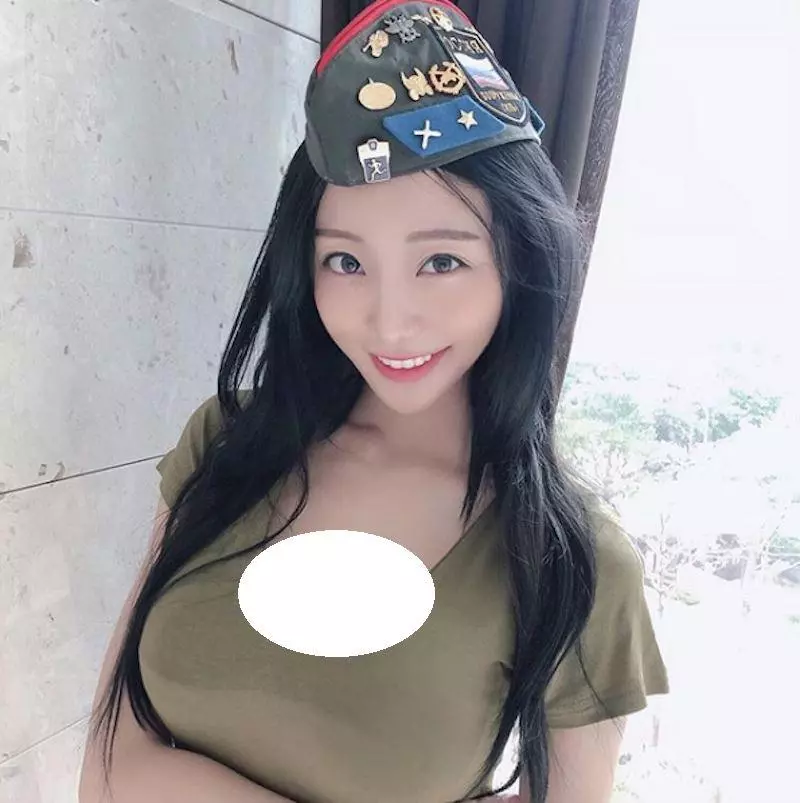 韓國吃貨部落客「박유진」 緊身上衣大啖美食,讓人食指大動!