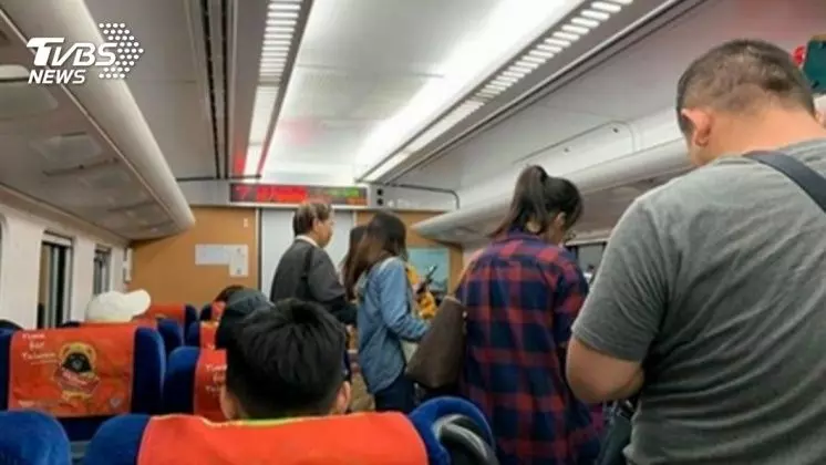直擊!搭普悠瑪刷電子票證 台鐵:已違法