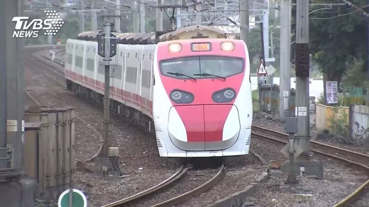 直擊!搭普悠瑪刷電子票證 台鐵:已違法
