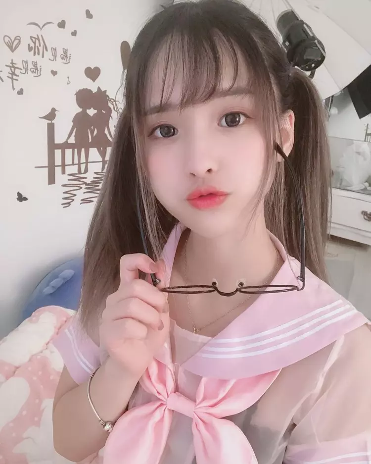畢旅「懂玩妹」真的都坐最後一排!天菜同學「卸下制服」大解放...網暈:真欠採收