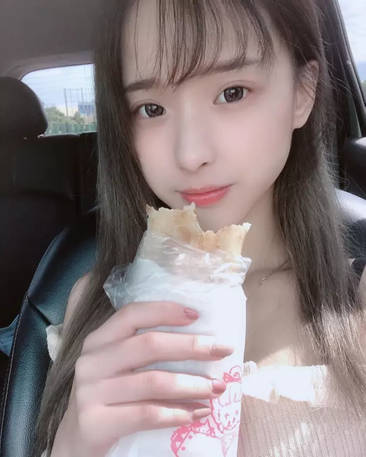 畢旅「懂玩妹」真的都坐最後一排!天菜同學「卸下制服」大解放...網暈:真欠採收