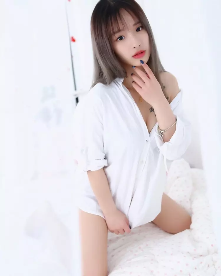 畢旅「懂玩妹」真的都坐最後一排!天菜同學「卸下制服」大解放...網暈:真欠採收