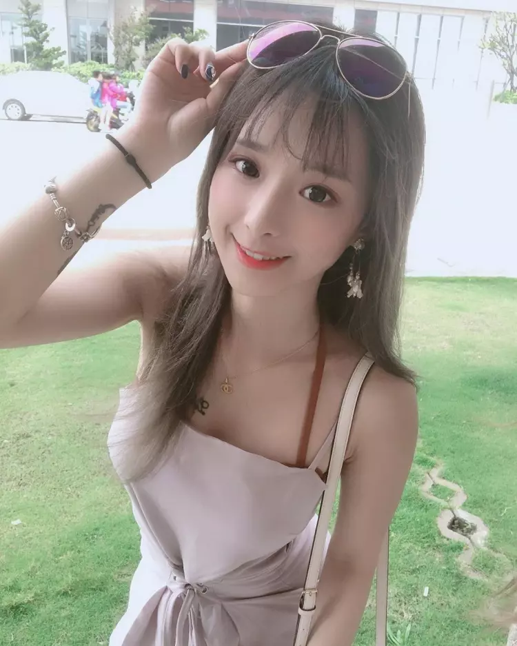 畢旅「懂玩妹」真的都坐最後一排!天菜同學「卸下制服」大解放...網暈:真欠採收