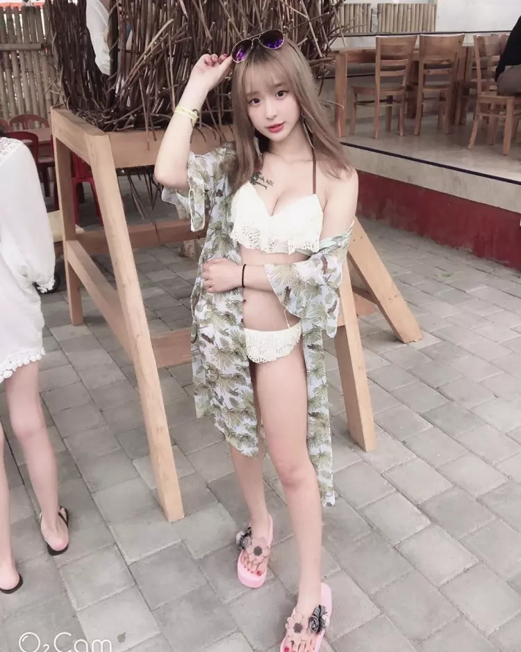 畢旅「懂玩妹」真的都坐最後一排!天菜同學「卸下制服」大解放...網暈:真欠採收