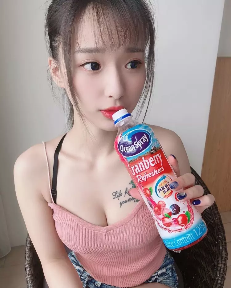 畢旅「懂玩妹」真的都坐最後一排!天菜同學「卸下制服」大解放...網暈:真欠採收