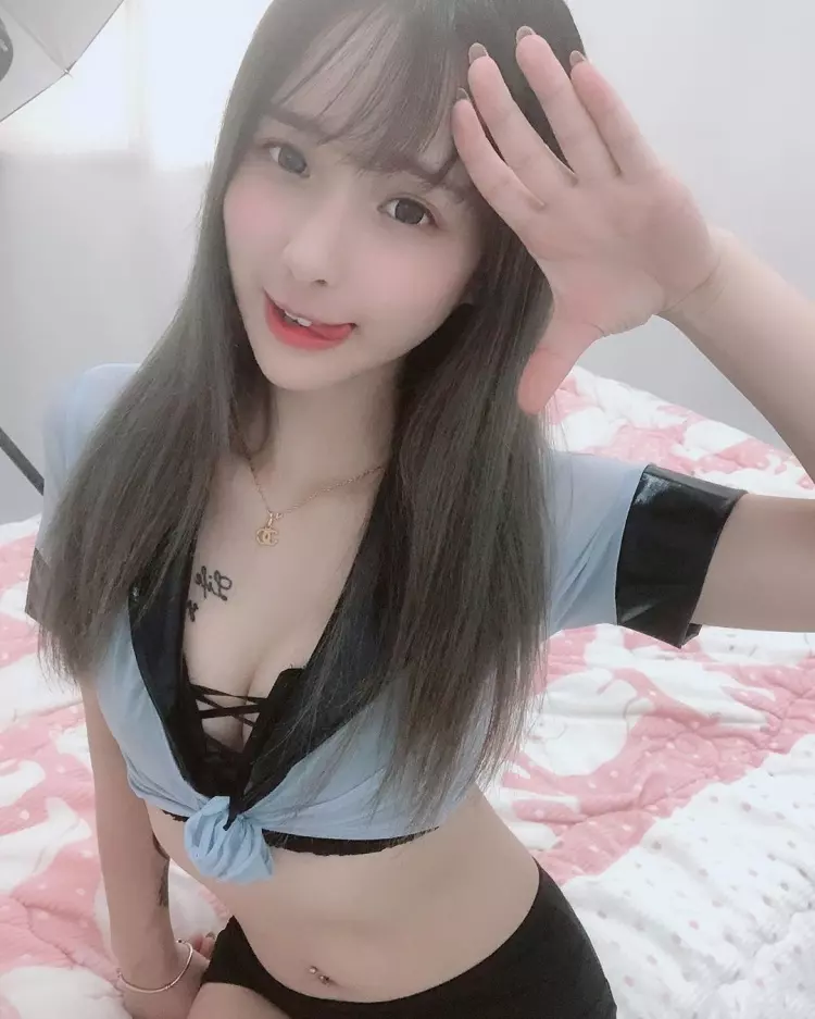 畢旅「懂玩妹」真的都坐最後一排!天菜同學「卸下制服」大解放...網暈:真欠採收