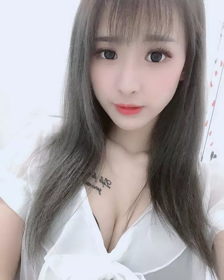 畢旅「懂玩妹」真的都坐最後一排!天菜同學「卸下制服」大解放...網暈:真欠採收