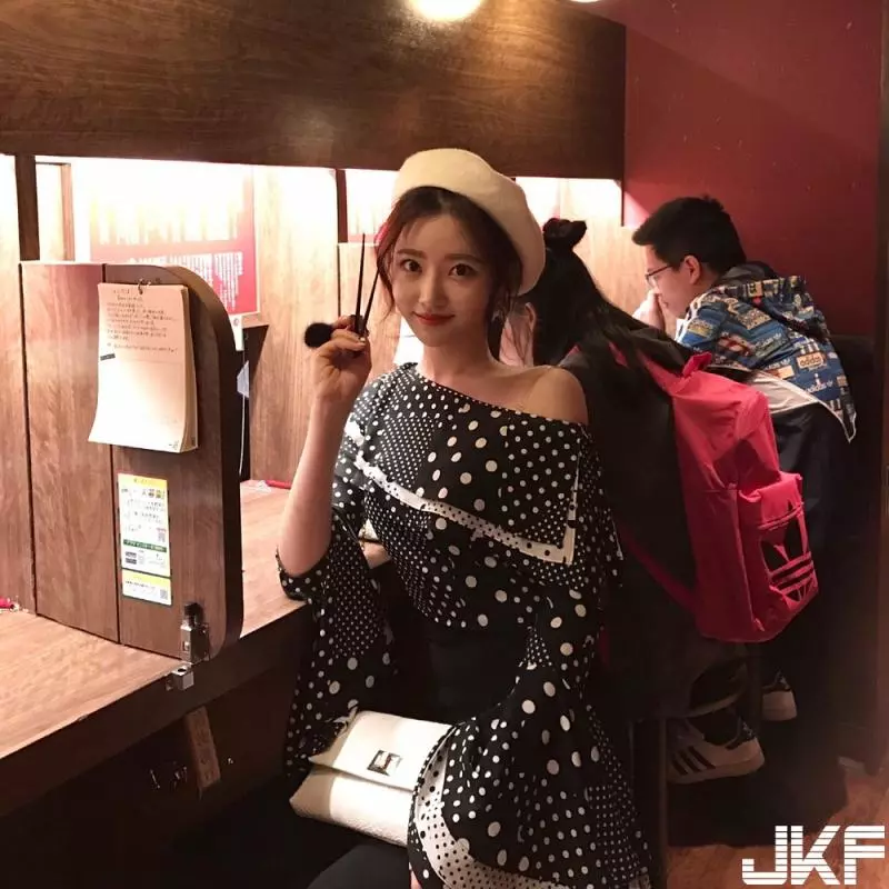 街頭驚見長腿正妹!公眾大秀白嫩「蘋果臀」背影讓人鼻血直流,震撼感十足