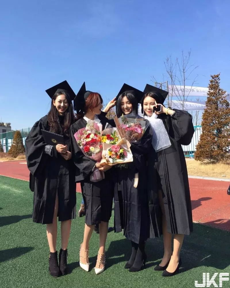 街頭驚見長腿正妹!公眾大秀白嫩「蘋果臀」背影讓人鼻血直流,震撼感十足