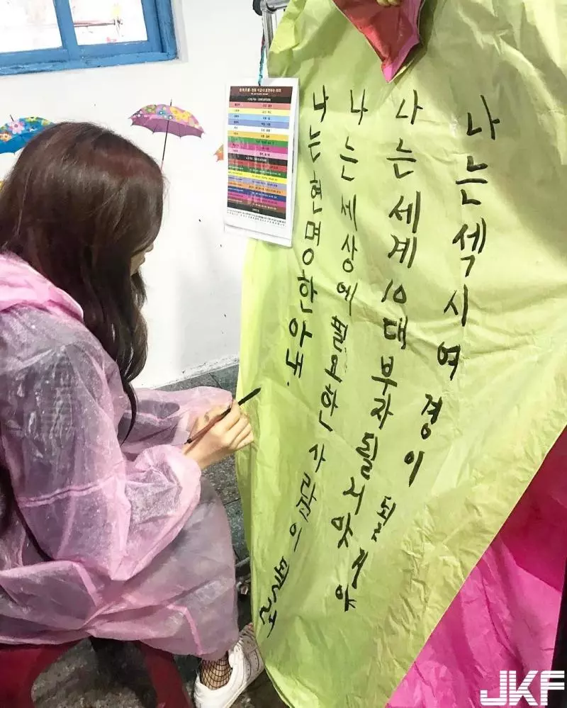 街頭驚見長腿正妹!公眾大秀白嫩「蘋果臀」背影讓人鼻血直流,震撼感十足