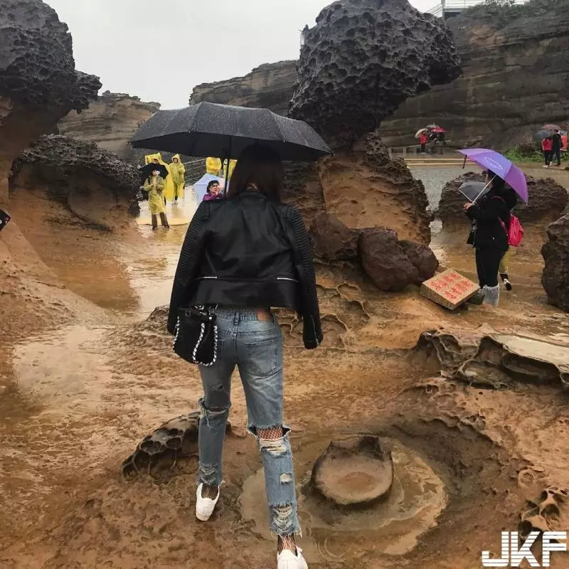 街頭驚見長腿正妹!公眾大秀白嫩「蘋果臀」背影讓人鼻血直流,震撼感十足