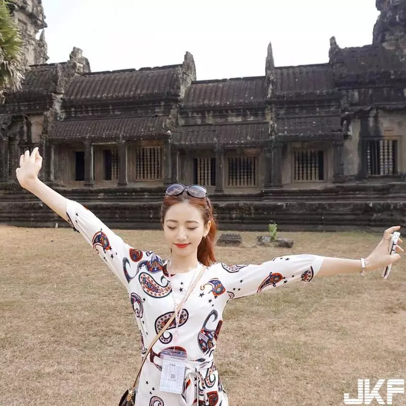 街頭驚見長腿正妹!公眾大秀白嫩「蘋果臀」背影讓人鼻血直流,震撼感十足
