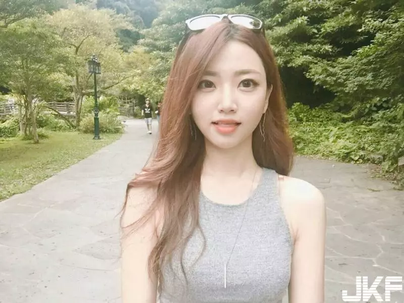 街頭驚見長腿正妹!公眾大秀白嫩「蘋果臀」背影讓人鼻血直流,震撼感十足