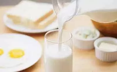 牛奶適合早晨喝、晚上喝、飯前喝、還是飯後喝?營養師告訴你答案