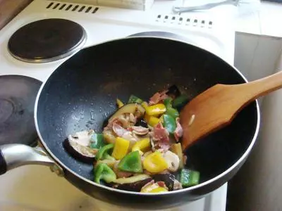 剩菜越吃越咸,是亞硝酸鹽超標嗎?營養師:有幾種剩菜扔掉不要吃