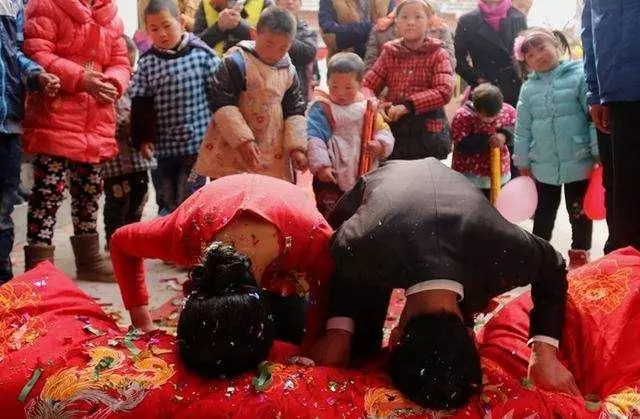婚禮上,小舅子為難新郎,不拿9.9萬不開門,男子翻臉「不娶了」