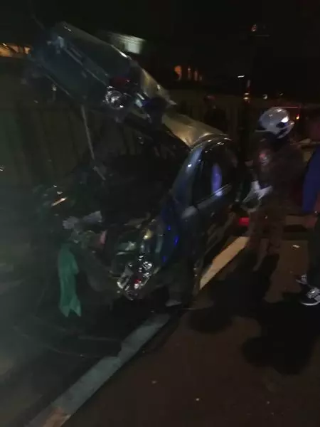 闖反車道撞巴士 4華裔青少年當場送命