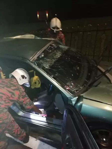 闖反車道撞巴士 4華裔青少年當場送命