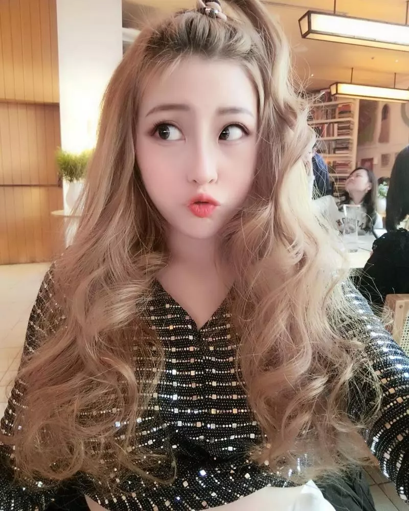 純天然的果然好厲害~強大正妹「Yumi.k」崇尚自然弧度,每次出遊都好吸睛!
