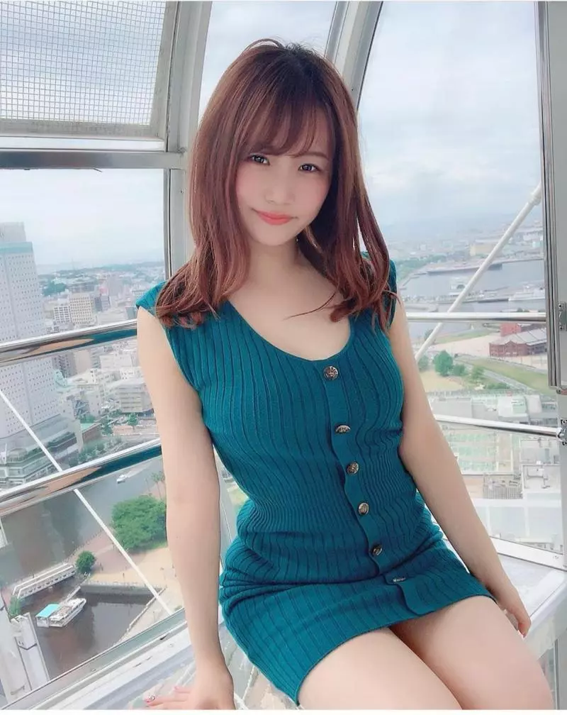 日本小姐姐玉米身穿連身衣裙在摩天輪上拍照給粉絲們看,粉絲發言看見凍末條~