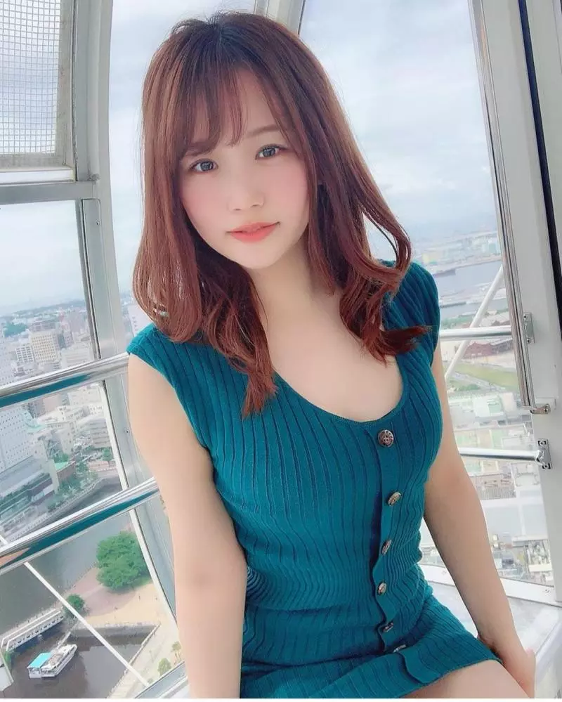 日本小姐姐玉米身穿連身衣裙在摩天輪上拍照給粉絲們看,粉絲發言看見凍末條~