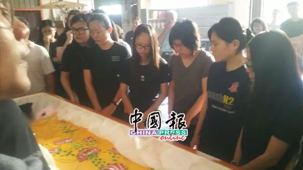 ◤北大生2死3傷◢ 「薇妮,我們為你送來畢業四方帽了!
