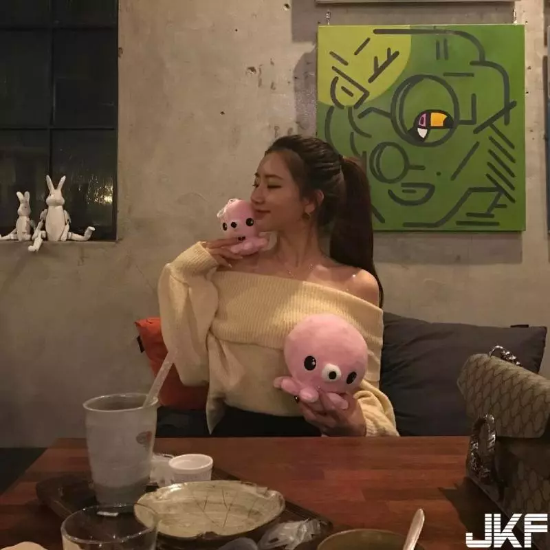 街頭驚見長腿正妹!公眾大秀白嫩「蘋果臀」背影讓人鼻血直流,震撼感十足