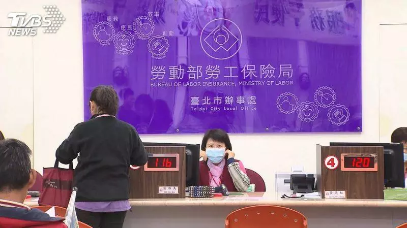 影/50歲以下勞工恐領不到勞保 「憑什麼要繳保費?」