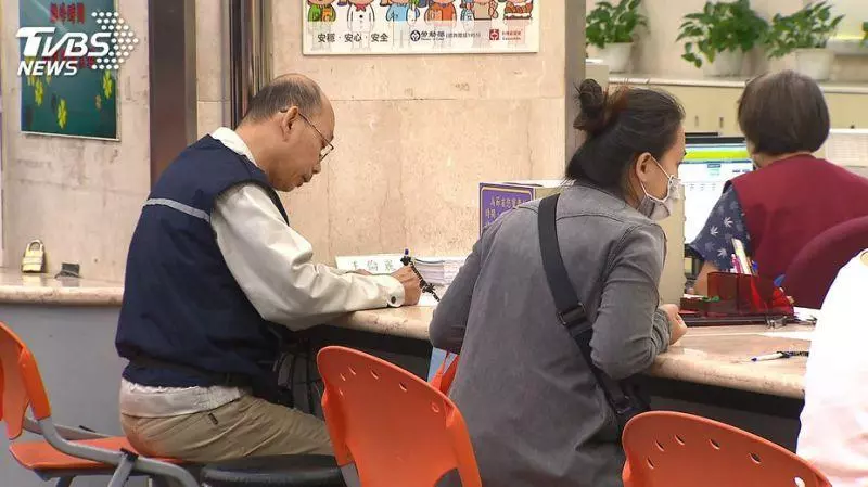 影/50歲以下勞工恐領不到勞保 「憑什麼要繳保費?」