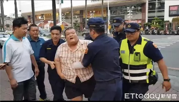 髮蠟哥闖紅燈被開單辱警突心臟病發 開直播號召網友抗議無人到場 |