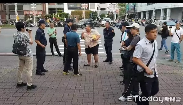 髮蠟哥闖紅燈被開單辱警突心臟病發 開直播號召網友抗議無人到場 |