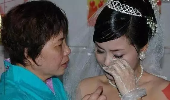 母親開口十萬彩禮婆婆一分不給,我執意出嫁,當天婆婆給我五十萬