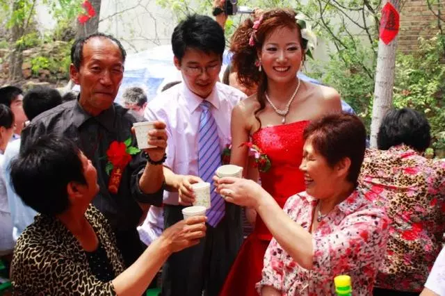 我和老公結婚,大姑姐給五萬紅包,我酒潑她臉上,老公說我做的好