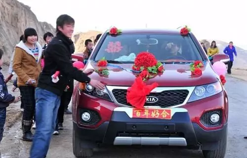 我和老公結婚,大姑姐給五萬紅包,我酒潑她臉上,老公說我做的好