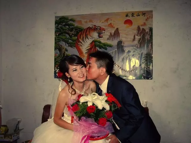 我帶著兒子再婚,臨走前探望前公婆,他們含淚給我五十萬陪嫁