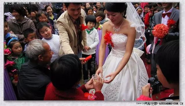 我帶著兒子再婚,臨走前探望前公婆,他們含淚給我五十萬陪嫁