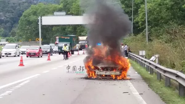 駕車人士被困在長長車龍中,加叻大道塞到「爆」原因曝光!