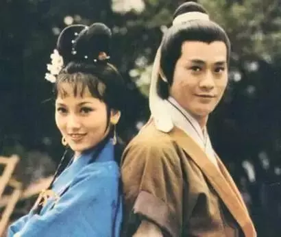 71歲「鄭少秋」全家照,3任妻子對比差距太大,4個女兒「同父卻不同命」!