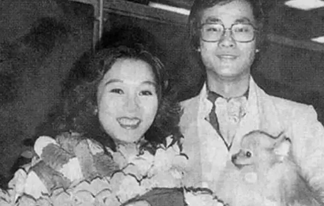 71歲「鄭少秋」全家照,3任妻子對比差距太大,4個女兒「同父卻不同命」!