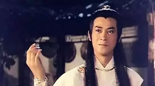 71歲「鄭少秋」全家照,3任妻子對比差距太大,4個女兒「同父卻不同命」!