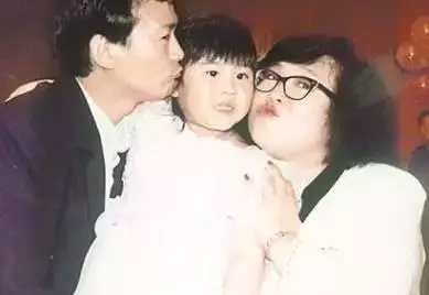 71歲「鄭少秋」全家照,3任妻子對比差距太大,4個女兒「同父卻不同命」!