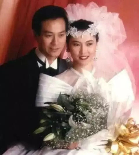 71歲「鄭少秋」全家照,3任妻子對比差距太大,4個女兒「同父卻不同命」!