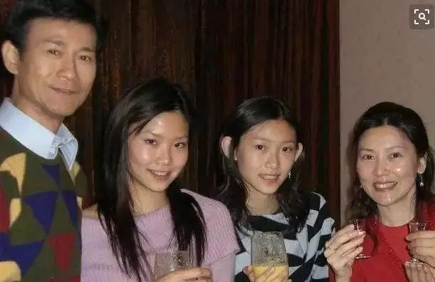 71歲「鄭少秋」全家照,3任妻子對比差距太大,4個女兒「同父卻不同命」!