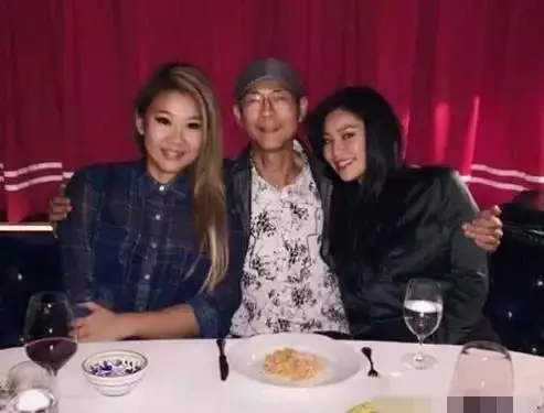 71歲「鄭少秋」全家照,3任妻子對比差距太大,4個女兒「同父卻不同命」!