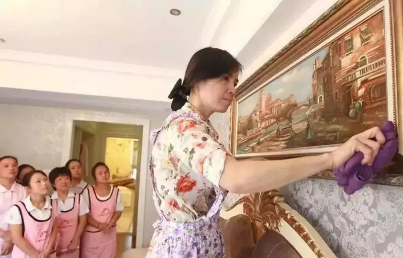 「女傭車 禍時捨身救了我的孩子後,在新加坡去 世了...」