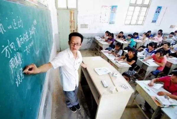 久坐和久站,哪種行為傷身?醫學專家詳細分析,答案可能令你意外