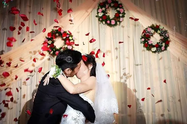 婚後不孕老公提出離婚,婆婆不讓離,跟老公說:你娶誰都不會孕