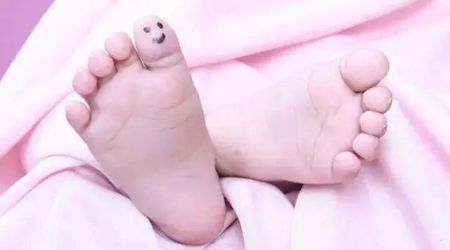 婚後兩年老婆生兒子,我給爸媽報喜,電話沒掛聽媽說「給彩禮吧」