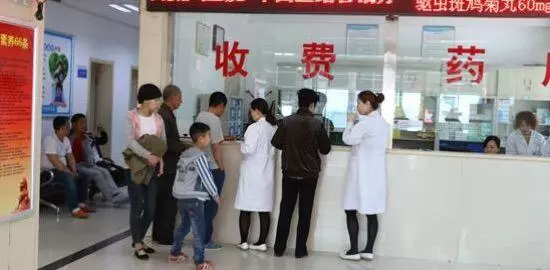 爸生病哥嫂分文不出,我給爸十萬後,哥嫂搶著給二十萬